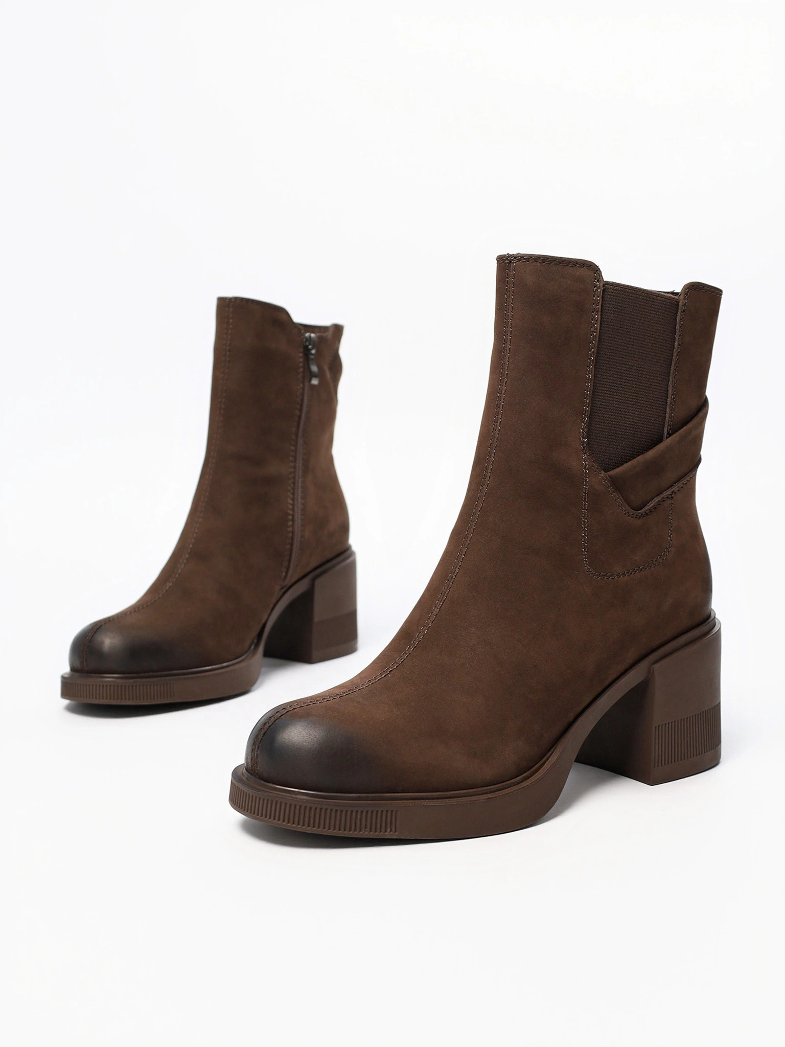 Ботильоны коричневого цвета на высоком широком каблуке